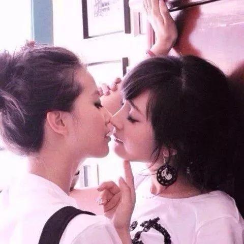 娱乐圈吃瓜故事一分钟,明星背后的惊人真相 第2张 娱乐圈吃瓜故事一分钟,明星背后的惊人真相 第2张